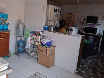 Vendo casa ubicada en avenida principal de 4 recamaras en Villa de las Flores