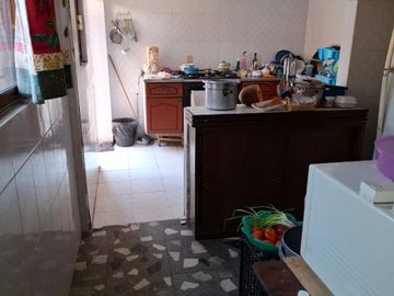Vendo casa ubicada en avenida principal de 4 recamaras en Villa de las Flores