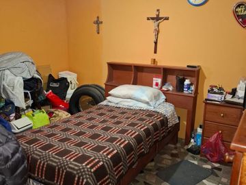Vendo casa ubicada en avenida principal de 4 recamaras en Villa de las Flores