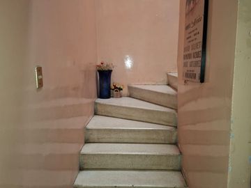 Vendo casa ubicada en avenida principal de 4 recamaras en Villa de las Flores