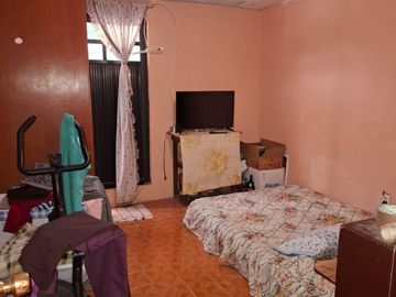 Vendo casa ubicada en avenida principal de 4 recamaras en Villa de las Flores