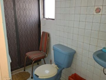 Vendo casa ubicada en avenida principal de 4 recamaras en Villa de las Flores