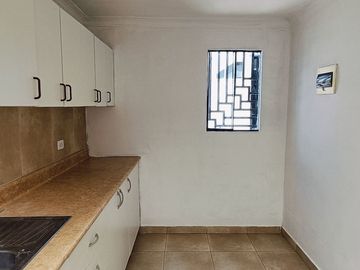SE VENDE CASA CON ESTACIONAMIENTO Y LOCAL COMERCIALEN LADERAS DE PACHACAMAC