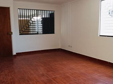 SE VENDE CASA CON ESTACIONAMIENTO Y LOCAL COMERCIALEN LADERAS DE PACHACAMAC