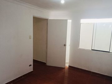 SE VENDE CASA CON ESTACIONAMIENTO Y LOCAL COMERCIALEN LADERAS DE PACHACAMAC