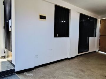 SE VENDE CASA CON ESTACIONAMIENTO Y LOCAL COMERCIALEN LADERAS DE PACHACAMAC