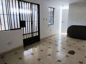 SE VENDE CASA CON ESTACIONAMIENTO Y LOCAL COMERCIALEN LADERAS DE PACHACAMAC