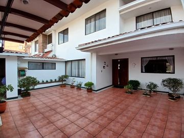 CASA EN VENTA 4 DORMITORIOS ORDOÑEZ LASSO