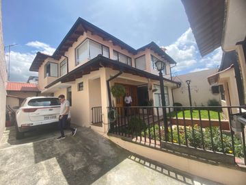 Casa de venta 4 habitaciones, Cayambe