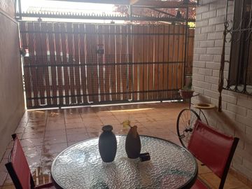 Vende Casa 3 dorm. Barrio Las Rosas