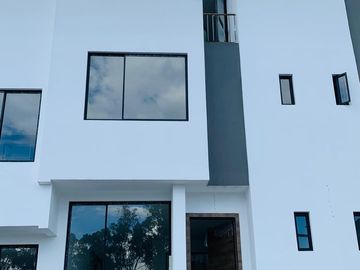 VENTA HERMOSA CASA DE OPORTUNIDAD 98 mts2 EN CONOCOTO