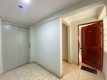VENTA DE DEPARTAMENTO EN PISO 2 EN SURQUILLO 2D+1B