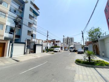 VENTA DE DEPARTAMENTO EN PISO 2 EN SURQUILLO 2D+1B