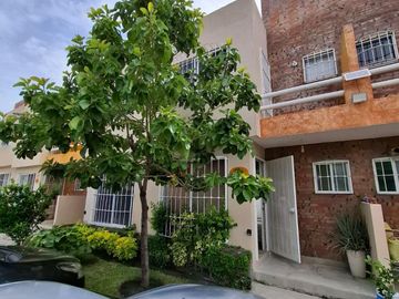 $1,200,000 Hermosa casa en VENTA en condominio Sauces, Emiliano Zapata, Morelos con alberca y seguridad