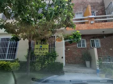 $1,200,000 Hermosa casa en VENTA en condominio Sauces, Emiliano Zapata, Morelos con alberca y seguridad