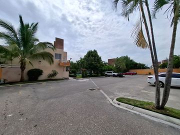 $1,200,000 Hermosa casa en VENTA en condominio Sauces, Emiliano Zapata, Morelos con alberca y seguridad