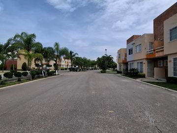 $1,200,000 Hermosa casa en VENTA en condominio Sauces, Emiliano Zapata, Morelos con alberca y seguridad