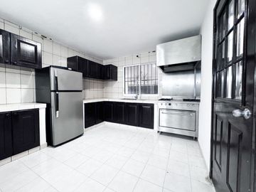 Casa en Venta en Residencial Pensiones con 4 recámaras cerca de Avenida Mérida 2000 y Periférico
