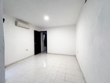 Casa en Venta en Residencial Pensiones con 4 recámaras cerca de Avenida Mérida 2000 y Periférico
