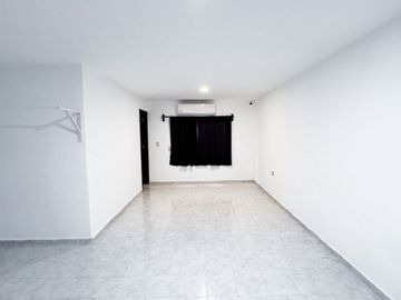 Casa en Venta en Residencial Pensiones con 4 recámaras cerca de Avenida Mérida 2000 y Periférico