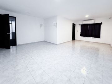 Casa en Venta en Residencial Pensiones con 4 recámaras cerca de Avenida Mérida 2000 y Periférico