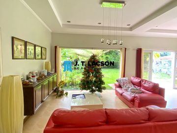 𝗙𝗼𝗿 𝗦𝗮𝗹𝗲: 𝟯-𝗕𝗲𝗱𝗿𝗼𝗼𝗺 𝗕𝘂𝗻𝗴𝗮𝗹𝗼𝘄 𝘄𝗶𝘁𝗵 𝗡𝗮𝘁𝗶𝘃𝗲 𝗛𝗼𝘂𝘀𝗲 𝗶𝗻 𝗩𝗮𝗹𝗲𝗻𝗰𝗶𝗮, 𝗡𝗲𝗴𝗿𝗼𝘀 𝗢𝗿𝗶𝗲𝗻𝘁𝗮𝗹