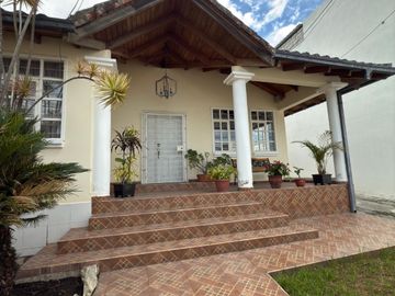 casa con amplias áreas