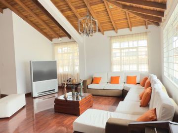 casa con amplias áreas