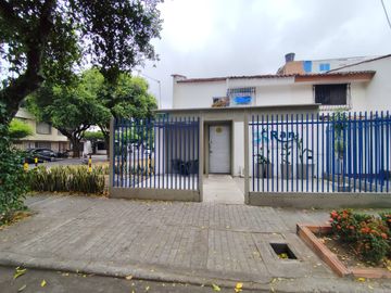 Venta casa esquinera. La Merced. Norte de Cali.