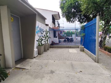Venta casa esquinera. La Merced. Norte de Cali.
