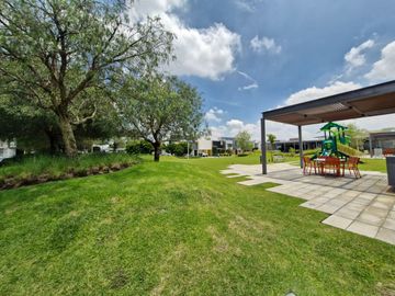 Casa residencial en venta en Solares Residencial Zapopan cuenta con Sotano