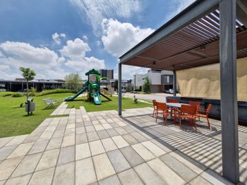 Casa residencial en venta en Solares Residencial Zapopan cuenta con Sotano