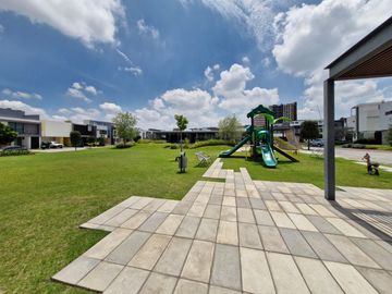 Casa residencial en venta en Solares Residencial Zapopan cuenta con Sotano