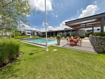 Casa residencial en venta en Solares Residencial Zapopan cuenta con Sotano
