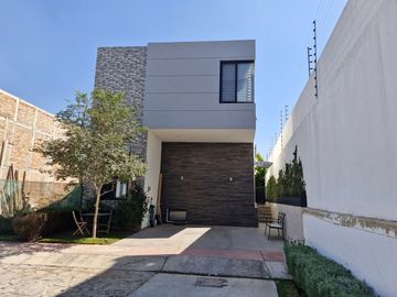 Casa residencial en venta en Solares Residencial Zapopan cuenta con Sotano