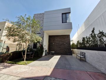 Casa residencial en venta en Solares Residencial Zapopan cuenta con Sotano