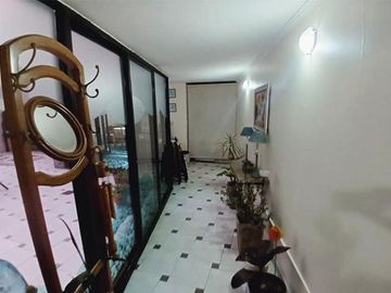 Departamento 3 Dorm., 3 Baños, Amplio Patio y Cochera en Barrio Lourdes