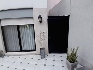 Departamento 3 Dorm., 3 Baños, Amplio Patio y Cochera en Barrio Lourdes