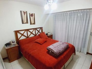 Departamento 3 Dorm., 3 Baños, Amplio Patio y Cochera en Barrio Lourdes