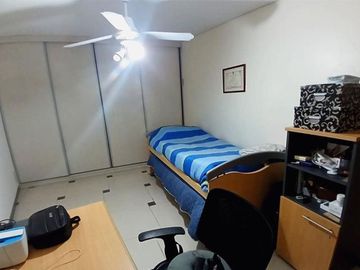 Departamento 3 Dorm., 3 Baños, Amplio Patio y Cochera en Barrio Lourdes
