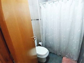 Departamento 3 Dorm., 3 Baños, Amplio Patio y Cochera en Barrio Lourdes