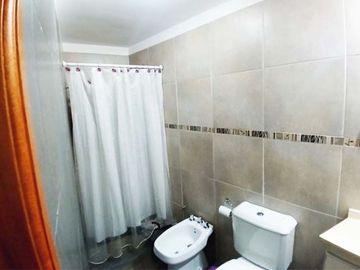 Departamento 3 Dorm., 3 Baños, Amplio Patio y Cochera en Barrio Lourdes