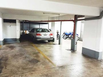 Departamento 3 Dorm., 3 Baños, Amplio Patio y Cochera en Barrio Lourdes