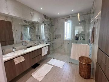 En venta moderna y lujosa casa en Aires del Batan, Samborondon