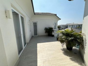 En venta moderna y lujosa casa en Aires del Batan, Samborondon