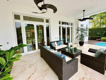 En venta moderna y lujosa casa en Aires del Batan, Samborondon