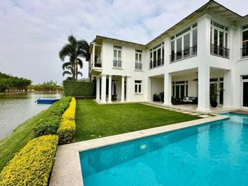 En venta moderna y lujosa casa en Aires del Batan, Samborondon