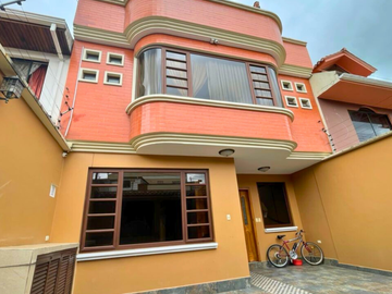 Venta de amplia casa rentera - Ubicada en Totoracocha