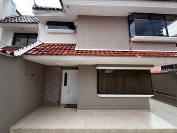 🏡En Venta Casa de 5 Dormitorios muy amplia por la Av. Loja y Av. 10 de Agosto🏡