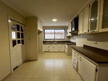 🏡En Venta Casa de 5 Dormitorios muy amplia por la Av. Loja y Av. 10 de Agosto🏡